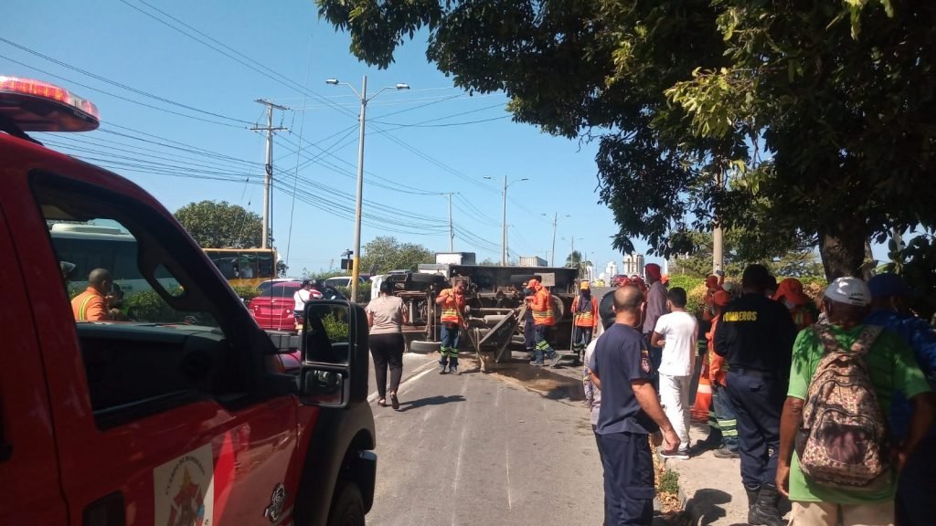 Camión accidentado en el puente de Manga