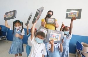 Estudiantes-de-IE-San-Felipe-Neri-reciben-tabletas