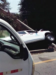 Vehiculo-de-Aguacar-se-accidento-contra-un-poste-en-la-via-al-mar..