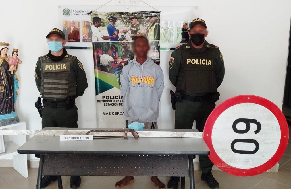Al Chompiras se lo pillaron con segueta en mano hurtándose una señal de tránsito.