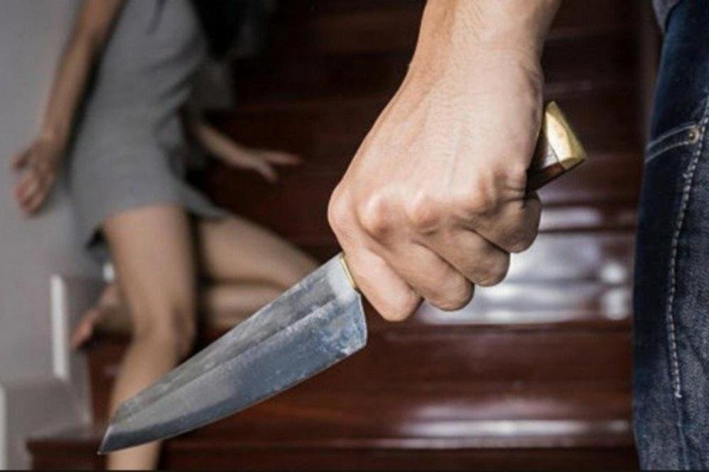 Hombre con ataque de ira por poco degüella a su excompañera sentimental.