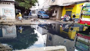 Perdidas-millonarias-en-Bazurto-por-mal-olor-que-genera-rebosamiento-de-alcantarillas