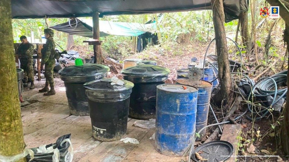 Descubren laboratorio que procesaba más de una tonelada de cocaína en cercanías a Bogotá.