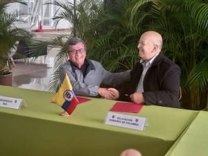 Otty Patiño, jefe del equipo negociador del gobierno y Pablo Beltrán, jefe del equipo del ELN