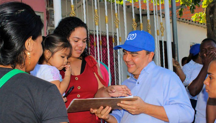 William-Garcia-recolectando-firmas