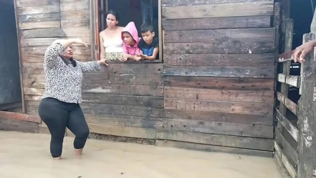 Jacqueline-Perea-con-los-damnificados.