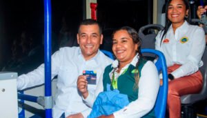 Dumek-entrega-primera-tarjeta-Transcaribe-ruta-017