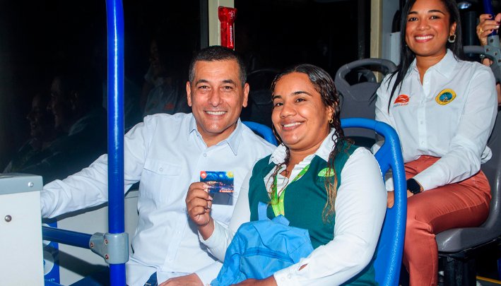 Dumek-entrega-primera-tarjeta-Transcaribe-ruta-017