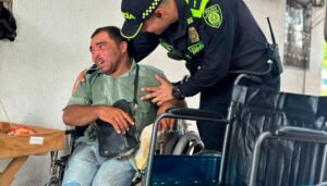 Entrega-silla-ruedas-a-Sixto-Hurtado.