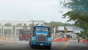 Se-abre-paso-en-el-peaje-de-Baranoa