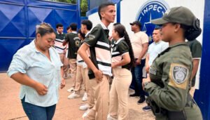 Estudiantes-visitan-carcel.